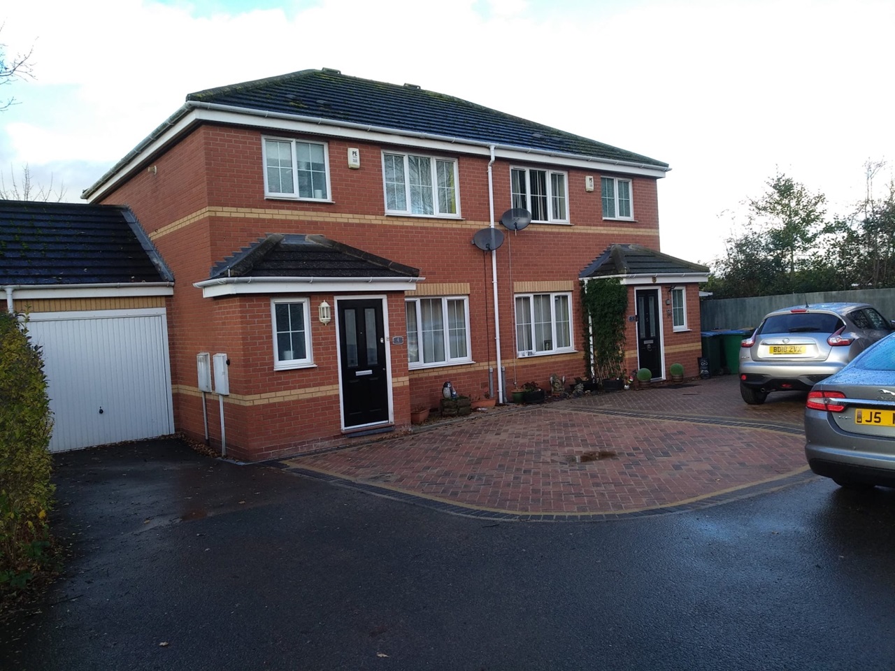 3 Bed Semi-Detached House, Deighton Grove, CV3, N1 7GU