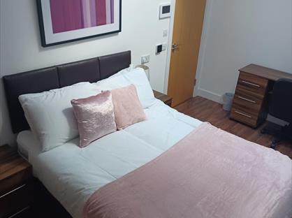 Studio Flat, The Midway, ST5