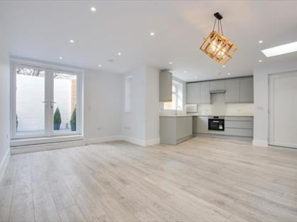 2 Bed Detached House, Gladbeck Way, EN2