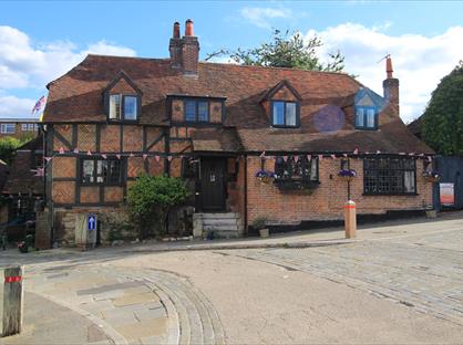 5 Bed Semi-Detached House, The Square, SO31