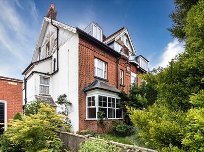2 Bed Flat, Coombe Lane, SW20