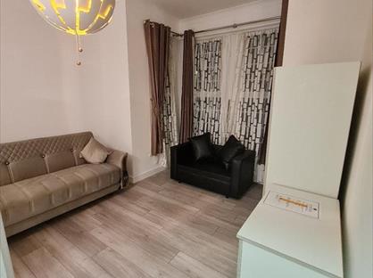 Studio Flat, De Vere Gardens, IG1