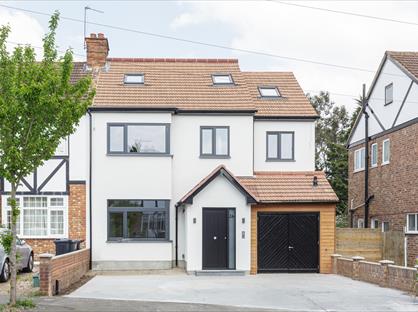 Studio Flat, Harewood Road, TW7