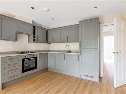 2 Bed Flat, Kings Road, GU27