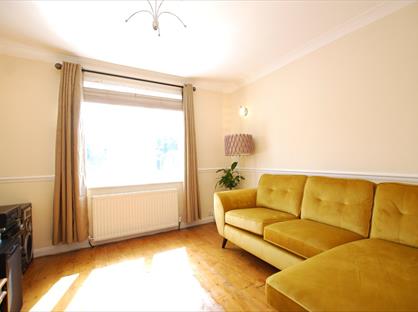 4 Bed Semi-Detached House, Tamworth Lane, CR4