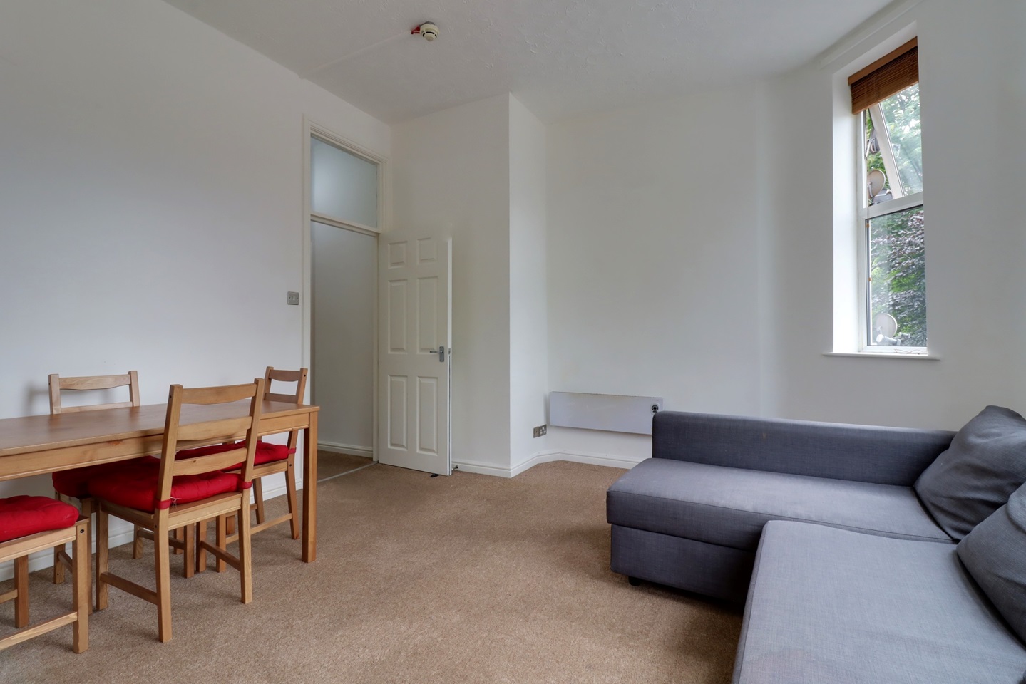 2 Bed Flat, Dickenson Road, M13 photo 3