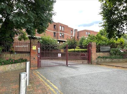 3 Bed Terraced House, More Close, W14