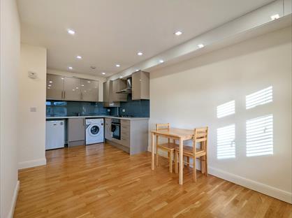 1 Bed Flat, Turners Hill, EN8