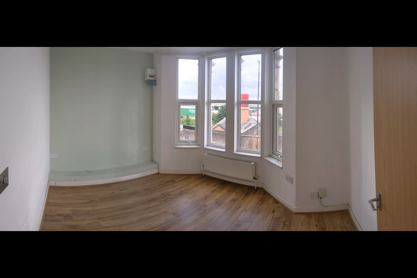 2 Bed Flat, Bath Road, BS4 photo 3