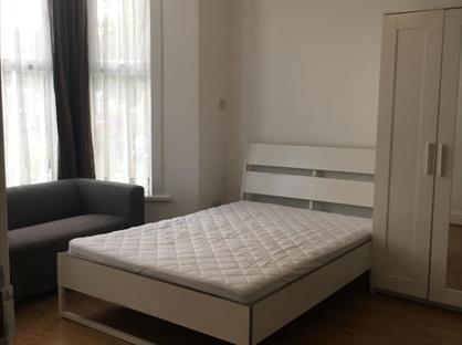Studio Flat, Northbrook, IG1