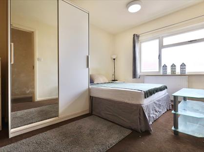 Studio Flat, Bettles Close, UB8