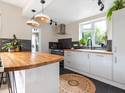 4 Bed Semi-Detached House, Warren Avenue, SO16