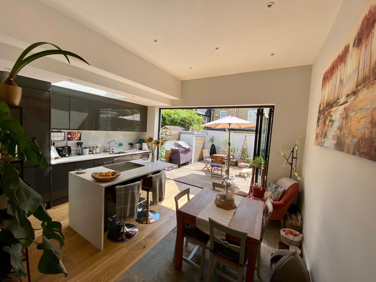 2 Bed Flat, Cathles Road, SW12 photo 3