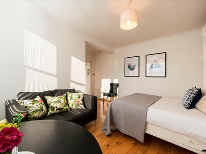 Studio Flat, Hill Street, W1J