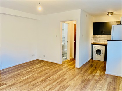 Studio Flat, Cedars Court, GU1