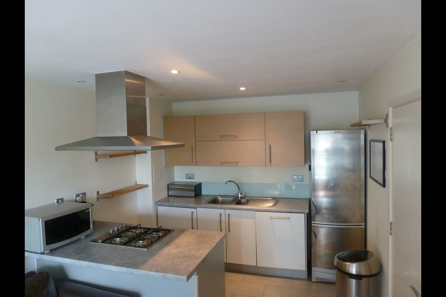 2 Bed Flat, Commercial Road, E14 photo 2