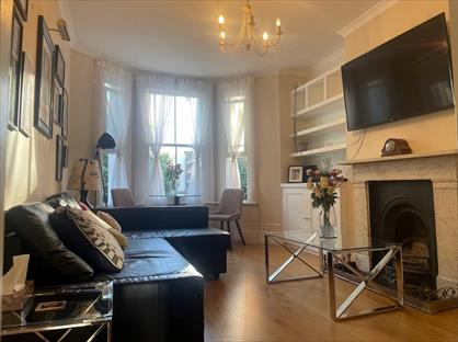 2 Bed Semi-Detached House, Meadow Road, SW8