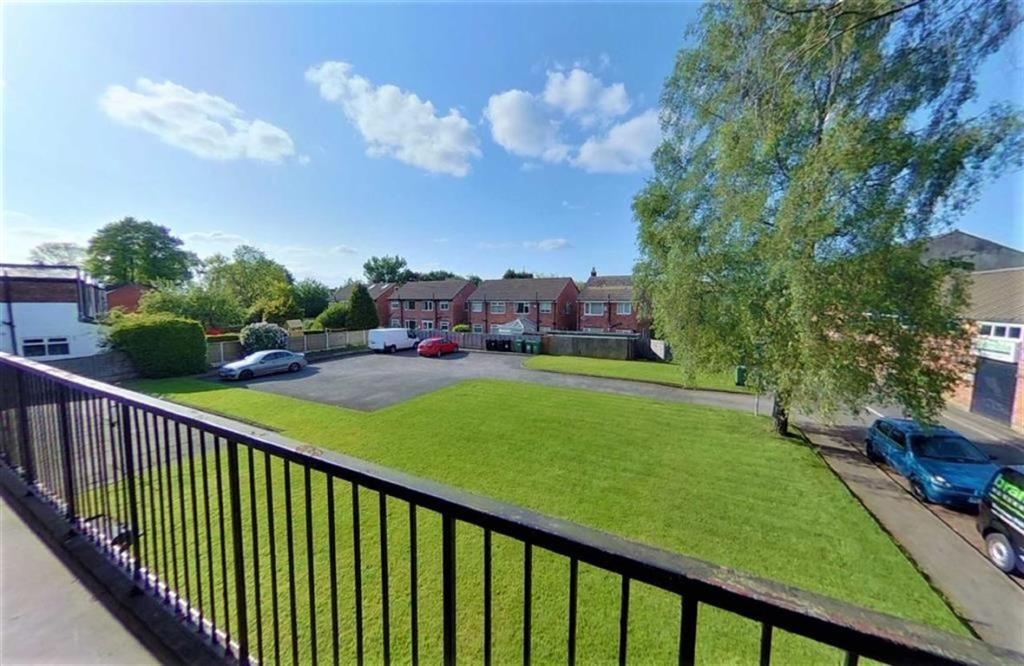 Stockport 2 Bed Flat, Adswood Lane West, SK3 To Rent Now for £900.