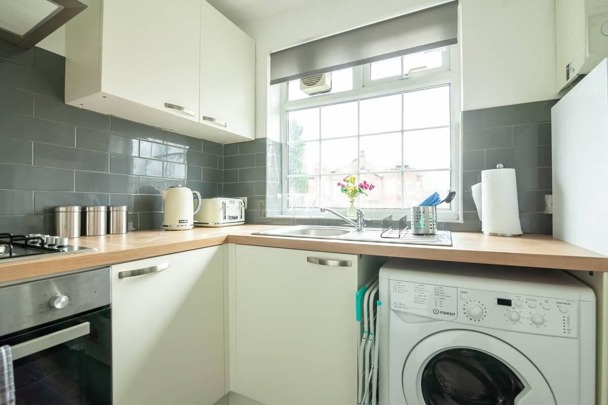 Stockport 2 Bed Flat, Adswood Lane West, SK3 To Rent Now for £900.