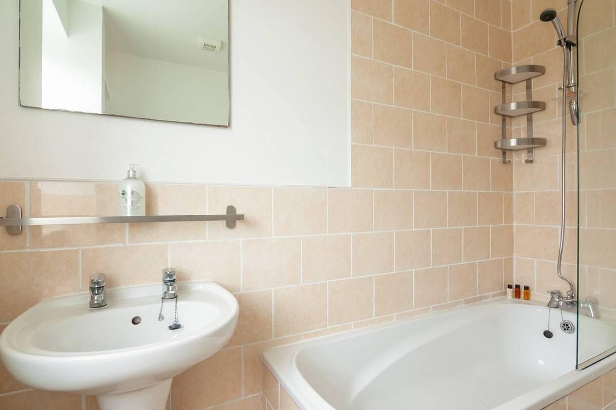 Stockport 2 Bed Flat, Adswood Lane West, SK3 To Rent Now for £900.