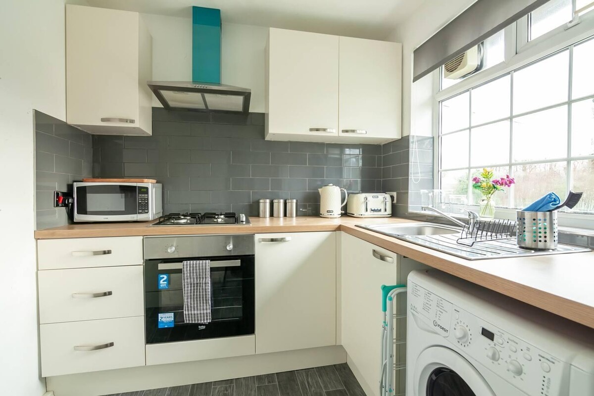 Stockport 2 Bed Flat, Adswood Lane West, SK3 To Rent Now for £900.