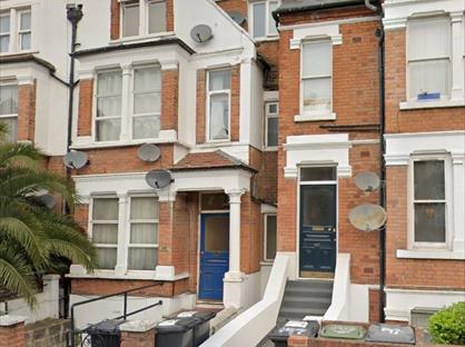 Studio Flat, Knollys Road, SW16