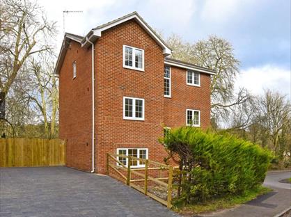 4 Bed Detached House, Valley Road, RG9
