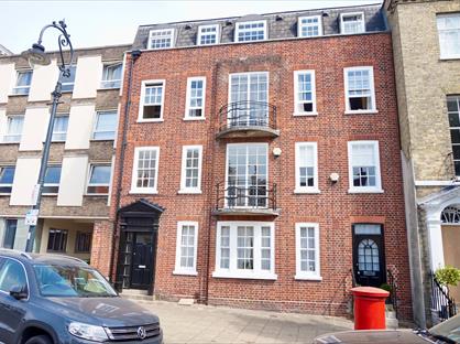 2 Bed Flat, High Street, PO16