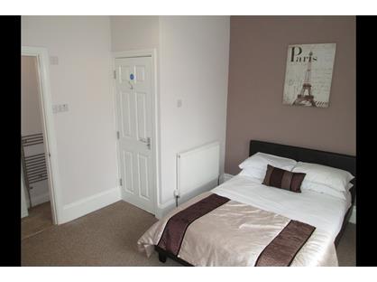 Room in a Shared House, Main Street, S64