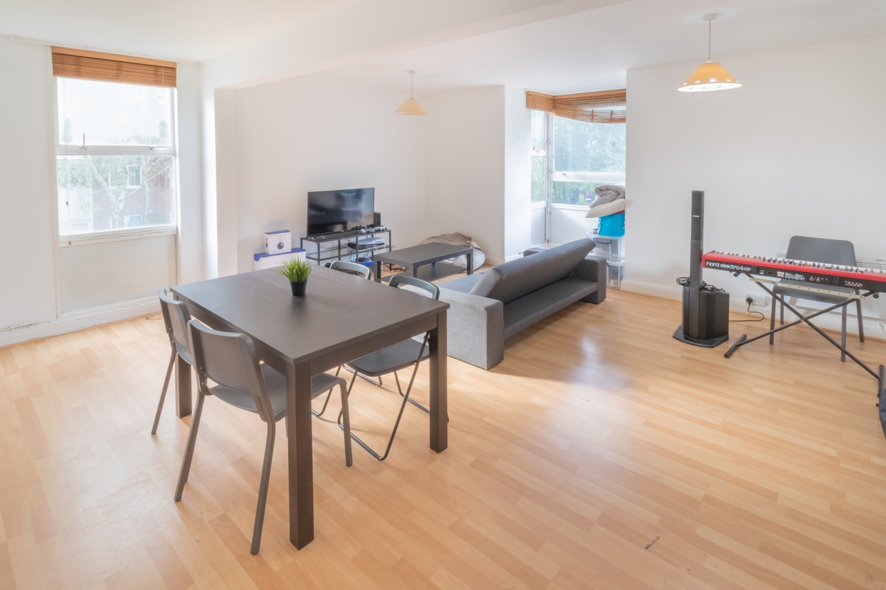 2 Bed Flat, The Falcons, SW11 photo 3