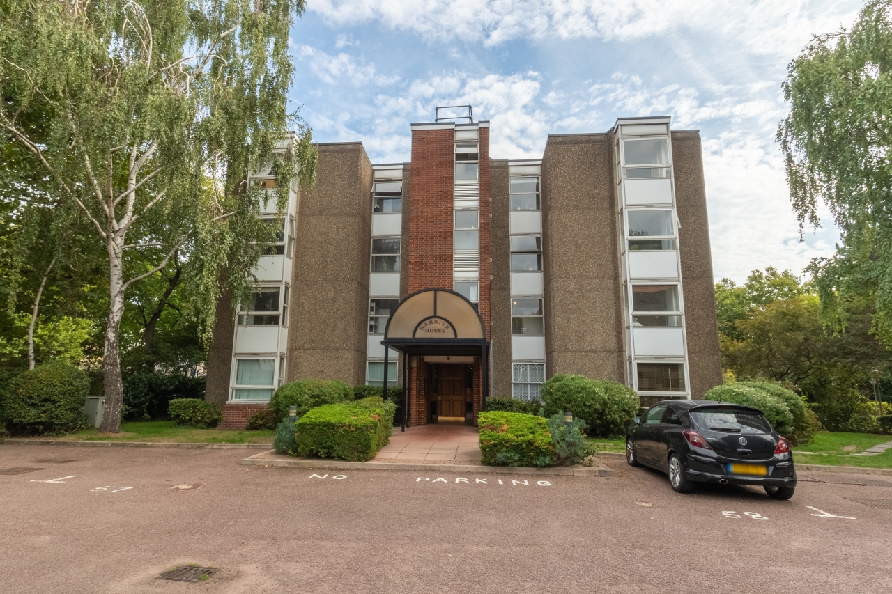 2 Bed Flat, The Falcons, SW11 photo 2