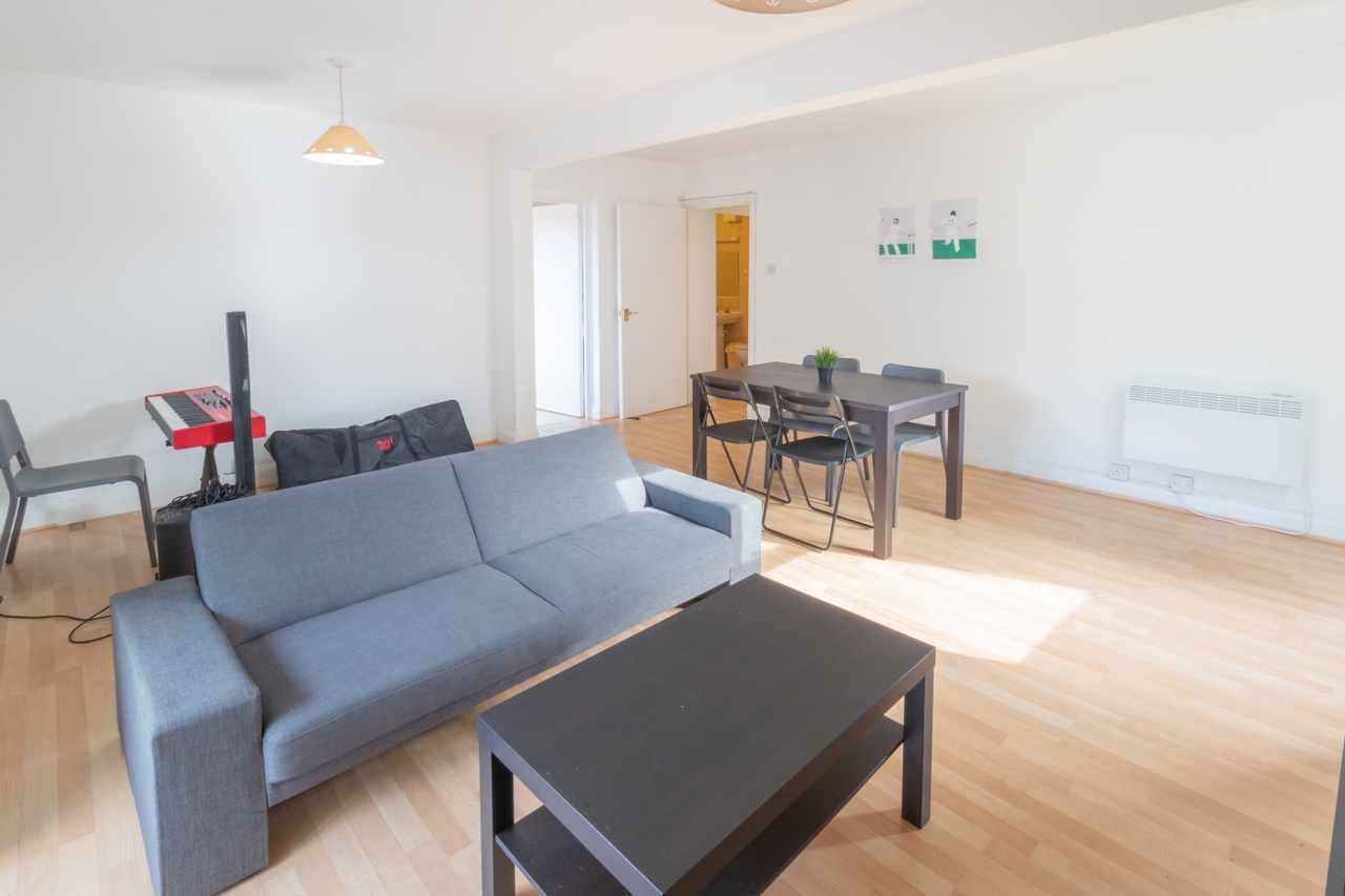 2 Bed Flat, The Falcons, SW11 photo 5