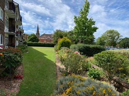 2 Bed Flat, Park Court, RH15