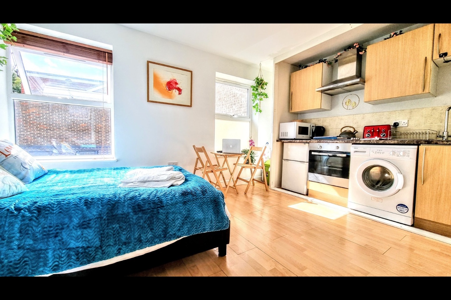 London - Studio Flat, Hampton, TW12 - To Rent Now for £1,187.00 p/m