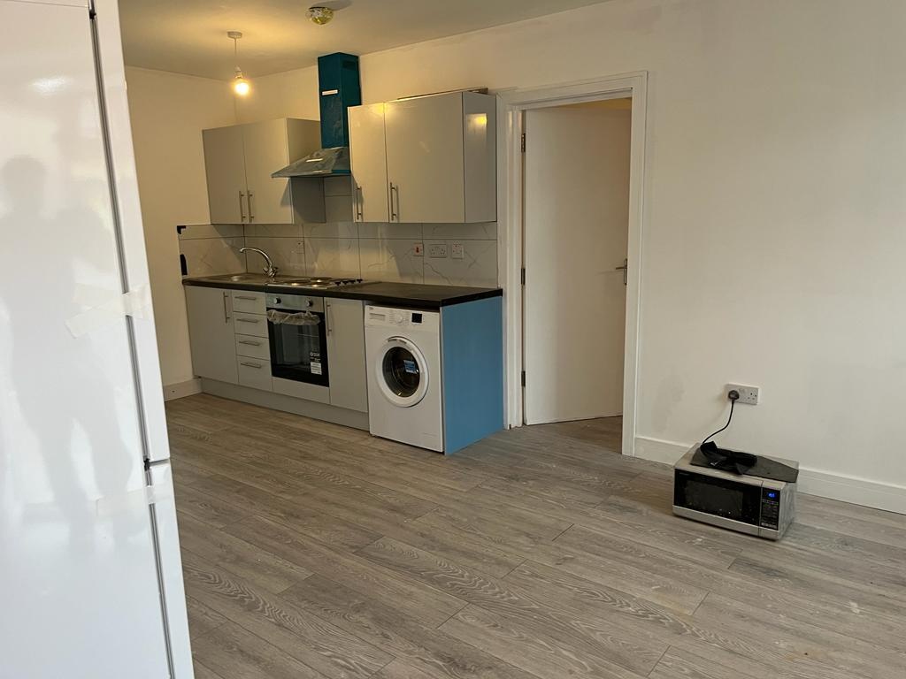 London 1 Bed Flat, Woodside Green, SE25 To Rent Now for £1,200.00 p/m
