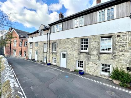 4 Bed Semi-Detached House, Lyons Walk, SP7