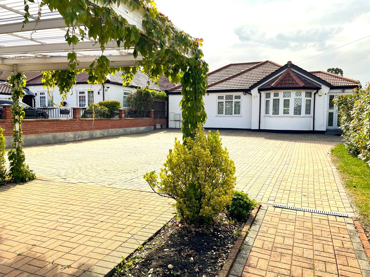 Croydon 3 Bed Bungalow, Woodmere Avenue, CR0 To Rent Now for £2,750