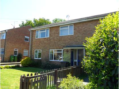 2 Bed Flat, Pear Tree Close, GU35