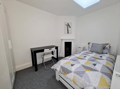 6 bed room for rent in Room in a Shared House, High Street, GL50