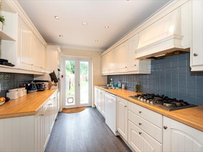 5 Bed Semi-Detached House, Rayleigh Road, CM13