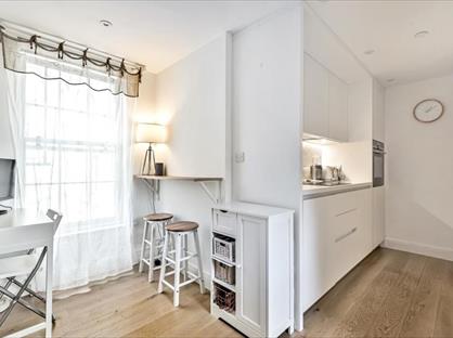 Studio Flat, King Georges Walk, KT10