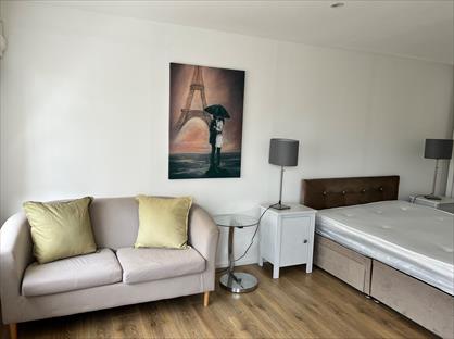 1 Bed Flat, Vendale Villas, TW14