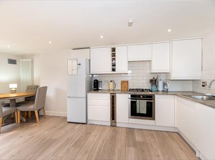 2 Bed Flat, Dennis Park Crescent, SW20