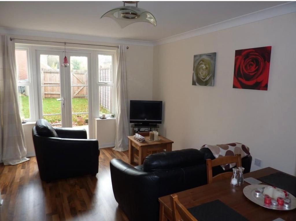 Wokingham 2 Bed Terraced House, Rosebay, RG40 To Rent Now for £