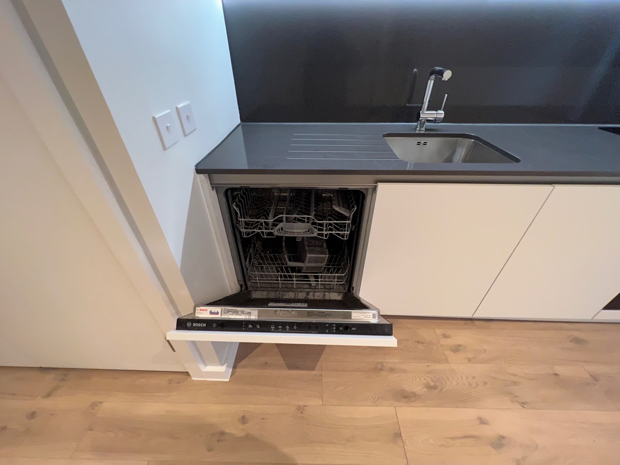 1 Bed Flat, Aspin Lane, M4 photo 5