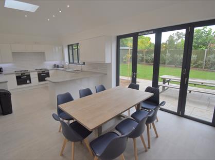 9 Bed Semi-Detached House, Wokingham Road, RG6