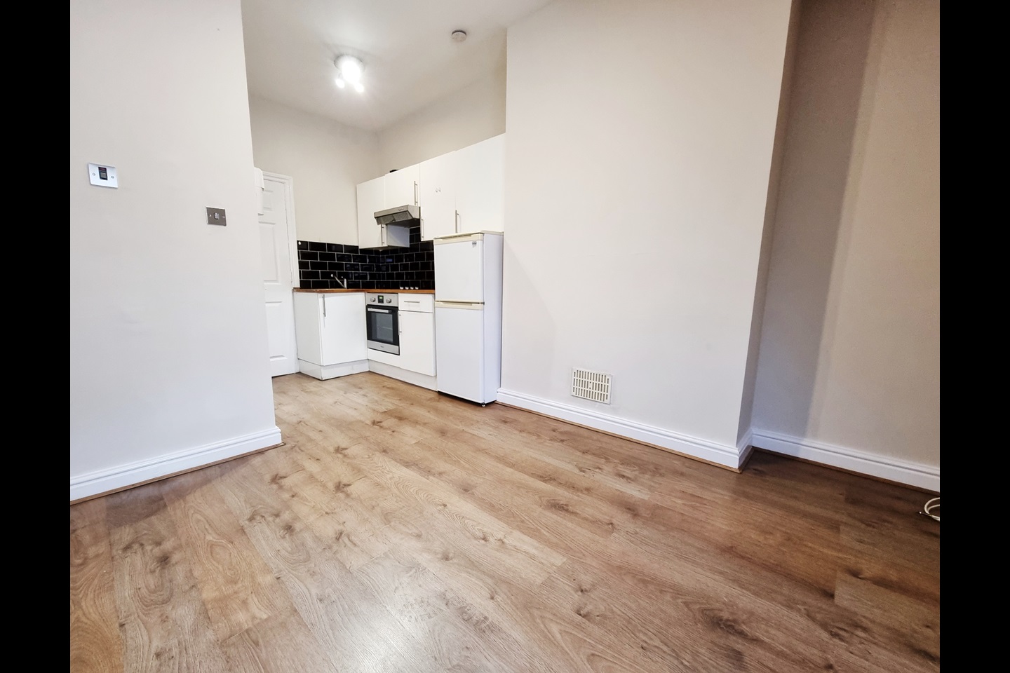 1 Bed Flat, Erleigh Road, RG1, N1 7GU