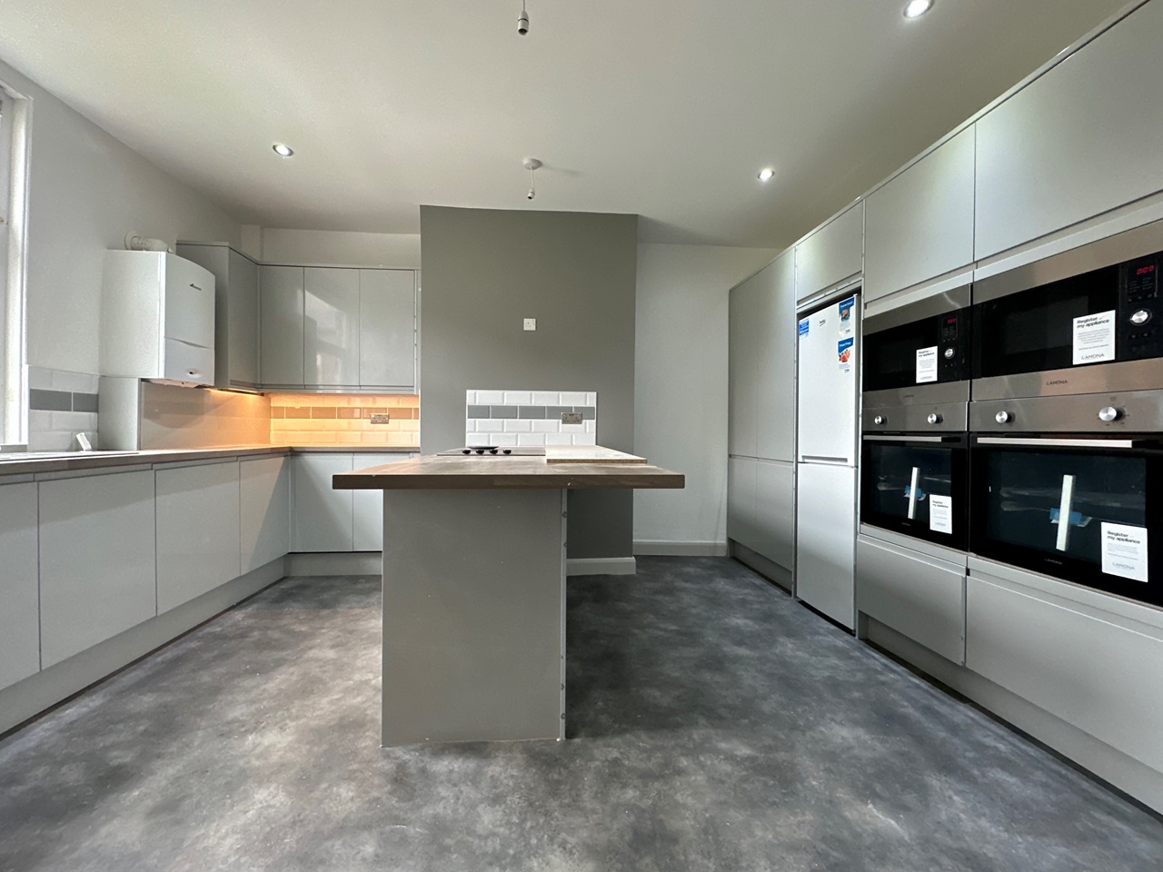 3 Bed Semi-Detached House, Elland Road, LS27, N1 7GU