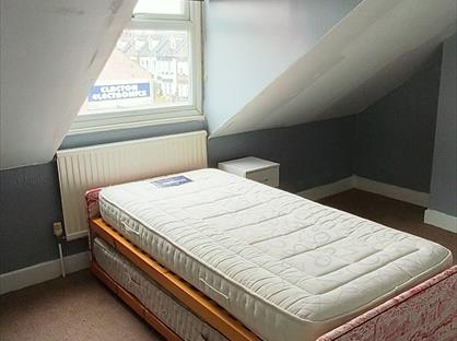 Room in a Shared House, Old Road, CO15