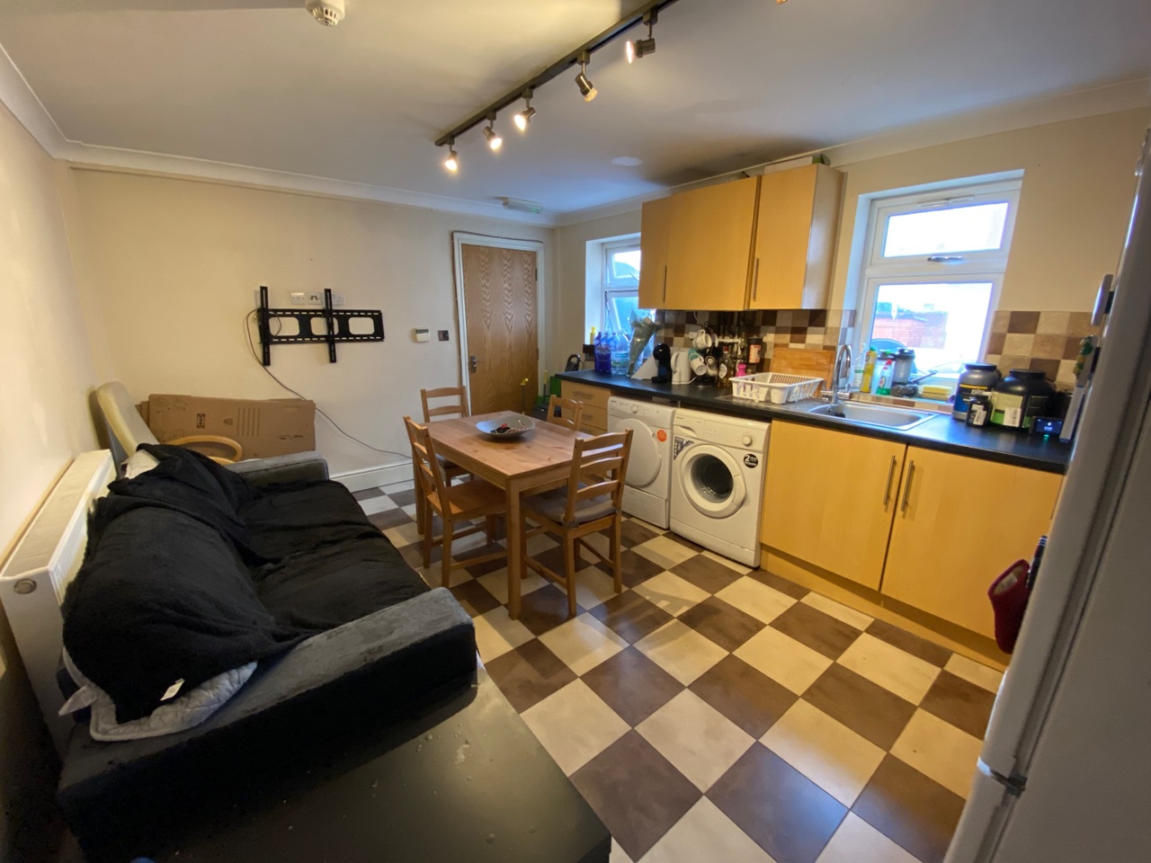2 Bed Flat, Palmerston Road, SO14, N1 7GU